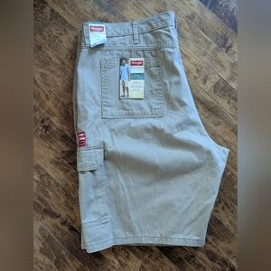 Wrangler NWT Men's Tan Cargo Pants - Size 42‎
